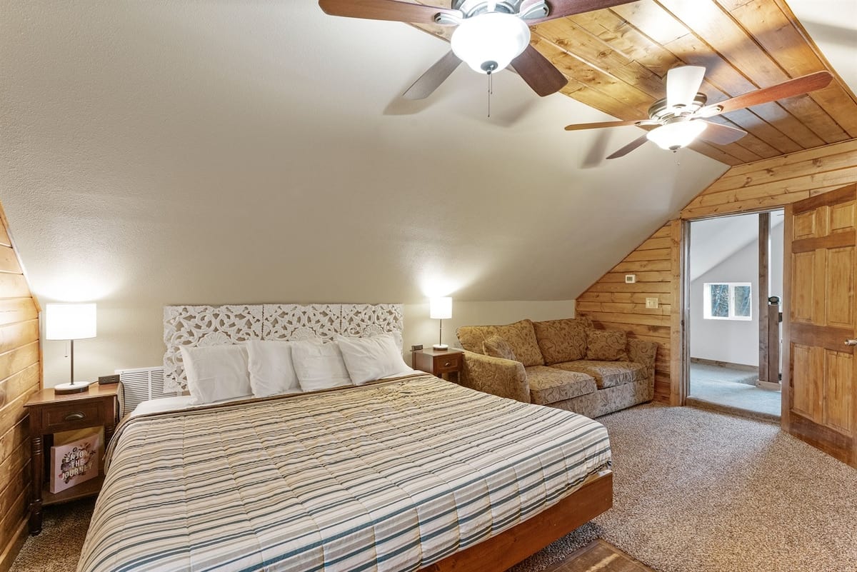 Spotted Bear Retreat image preview-blue-cabin-loft-02