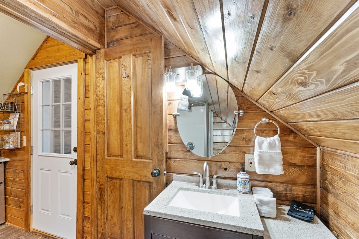 Spotted Bear Retreat image preview-blue-cabin-loft-03