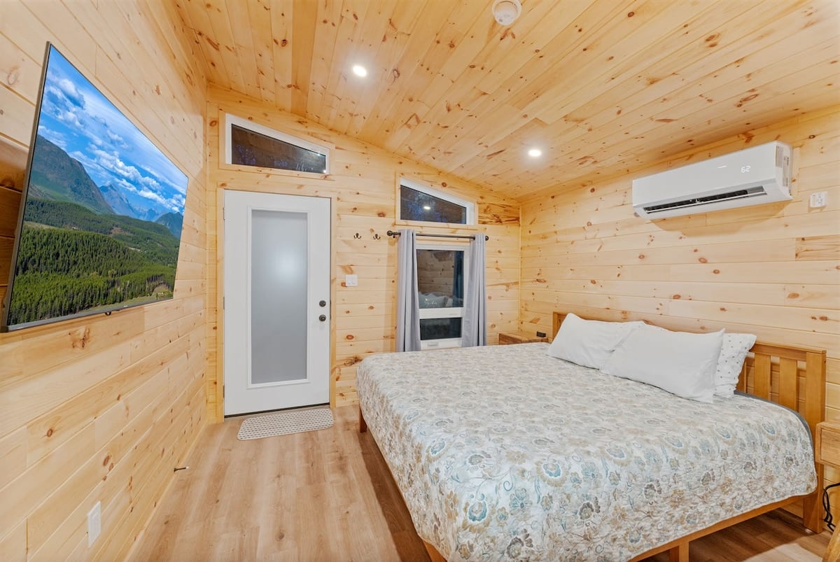 Spotted Bear Retreat image preview-foxglove-micro-cabin-01