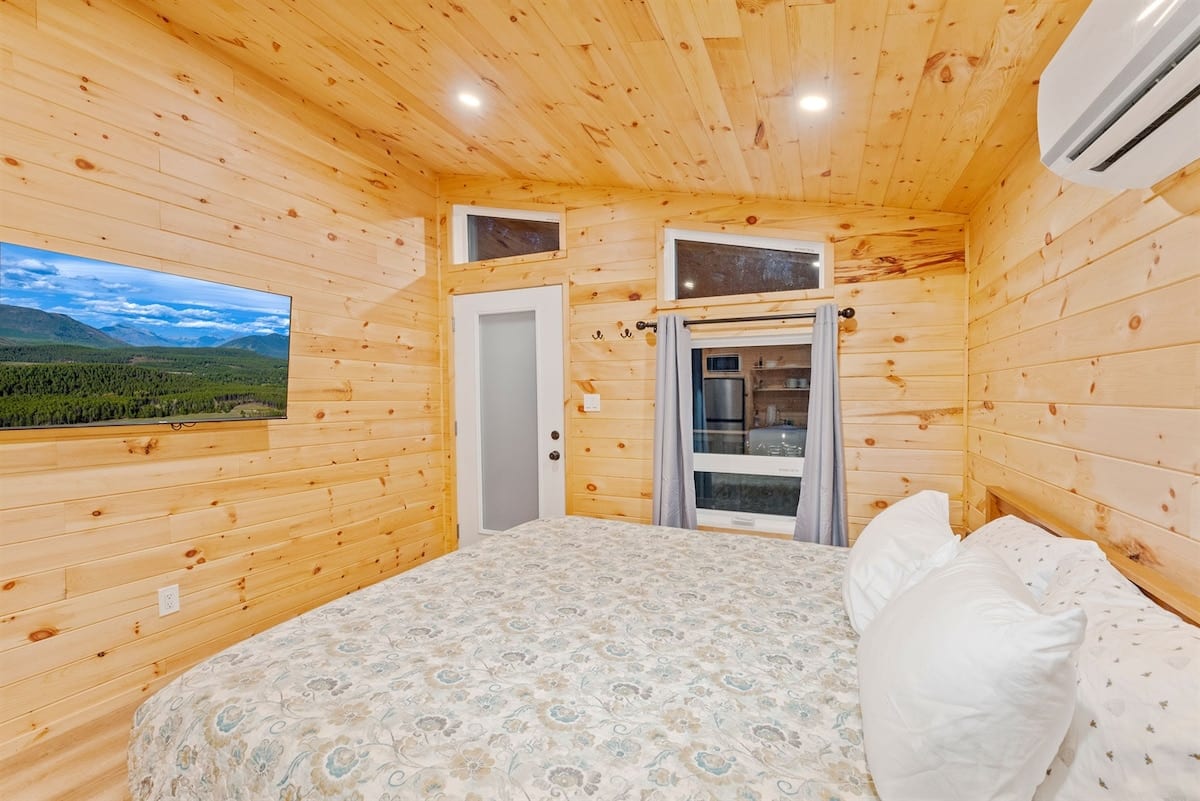 Spotted Bear Retreat image preview-foxglove-micro-cabin-04
