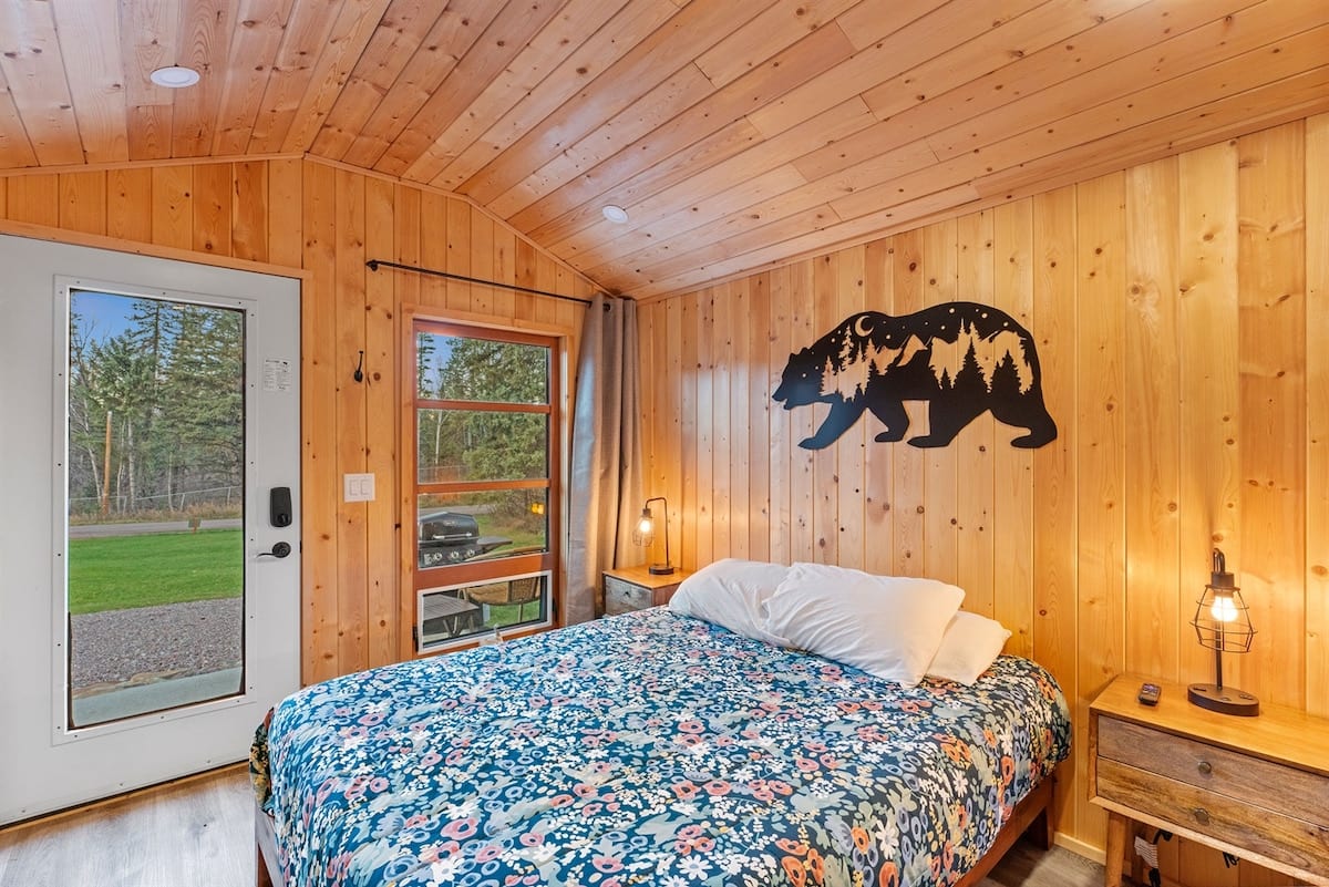 Spotted Bear Retreat image preview-little-bear-micro-cabin-01