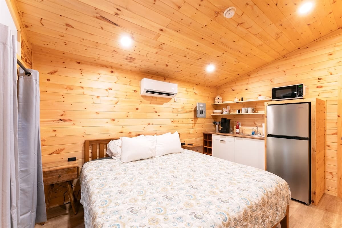 Spotted Bear Retreat image preview-wolf-den-micro-cabin-02