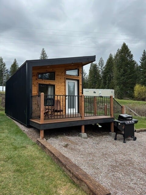 Spotted Bear Retreat image preview-wolf-den-micro-cabin-08