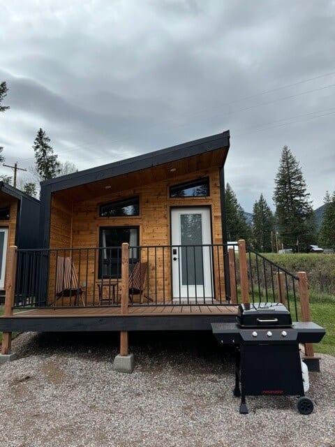Spotted Bear Retreat image preview-wolf-den-micro-cabin-09